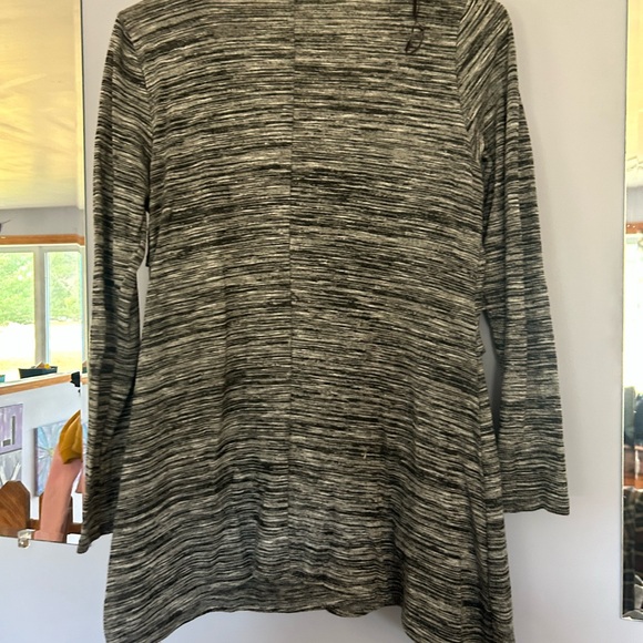 New  Women Design Top-S - Picture 2 of 3